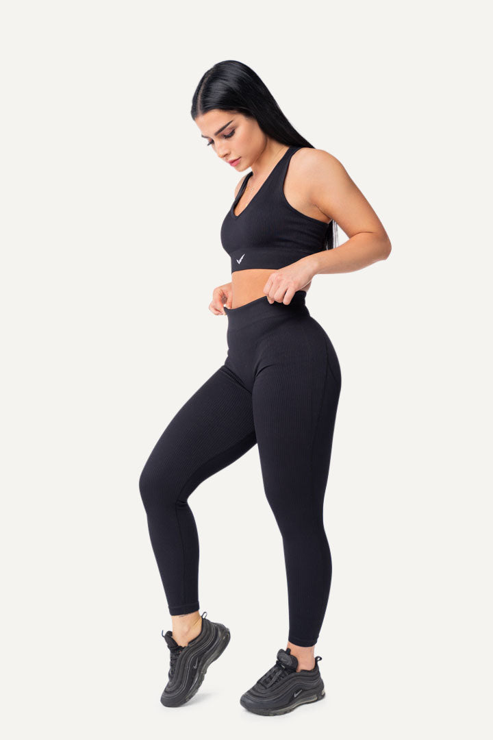 Veleur Cord Set für Damen, aus Cordstoff, High-Waisted Design mit gesticktem Logo, schmeichelhaft für Training und Freizeit.